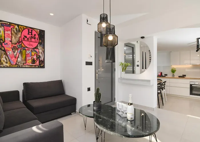 Castelo View Luxury Apt